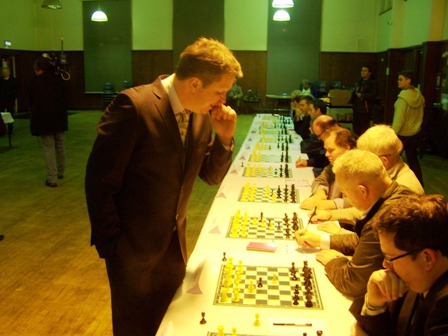 Fantastic Simultaneous: Nigel Short wins all games....