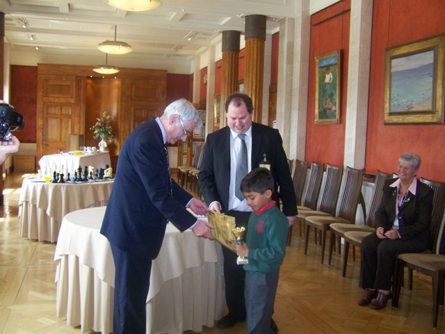 Raghav Gupta receiving Young Exceptional Player 2008 Award 